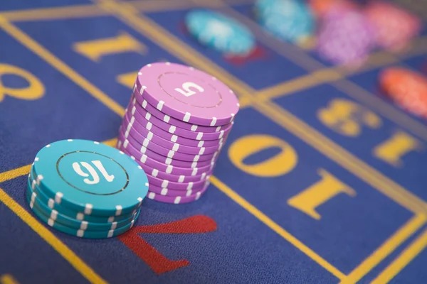 garuda303 login app interface showing Singapore Pools table selection and live stream